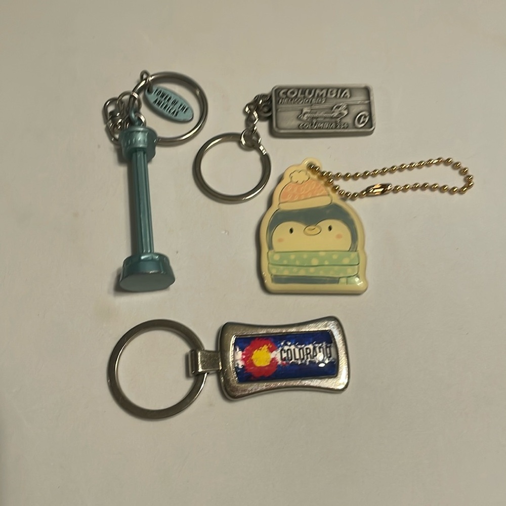 Keychain lot of 4- Tower of the americas, helicopter, penguin & Colorado